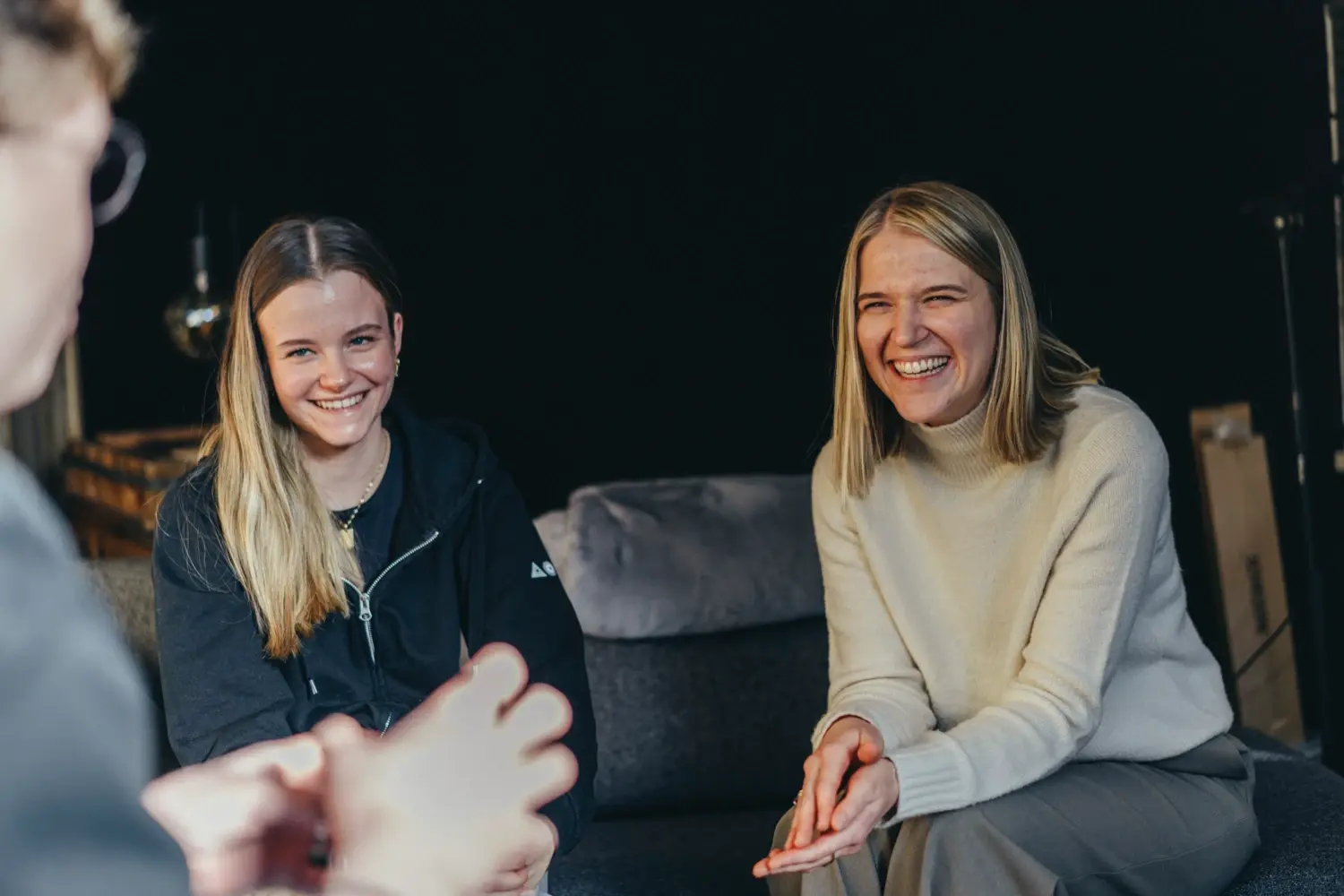 SCHAU & HORCH Team im Branding Workshop Gespräch